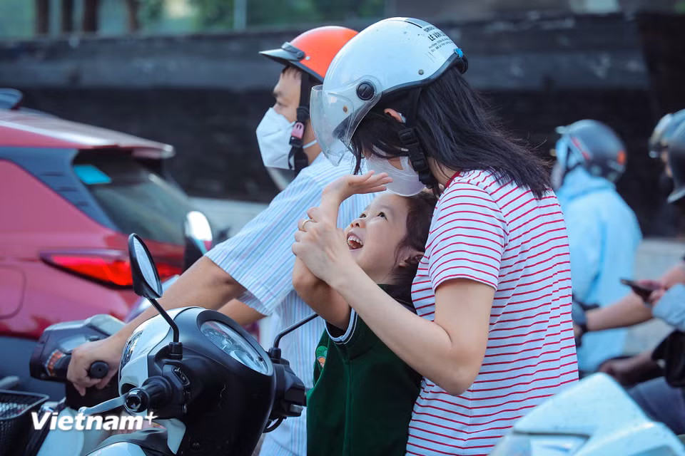 Người dân trở lại nhịp sống tất bật sau kỳ nghỉ Lễ kéo dài 5 ngày.