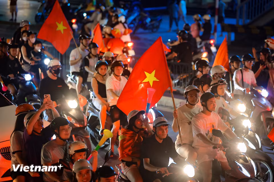 Tất cả cùng chung một nhịp đập tự hào và tiếng hô vang dội: "Việt Nam vô địch!". (Ảnh: Hoài Nam/Vietnam+)