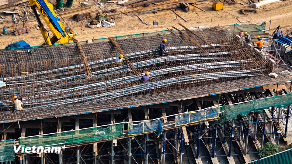 Các hạng mục hầm kín, hầm hở và đường dẫn đang được thi công. (Ảnh: Hoài Nam/Vietnam+)