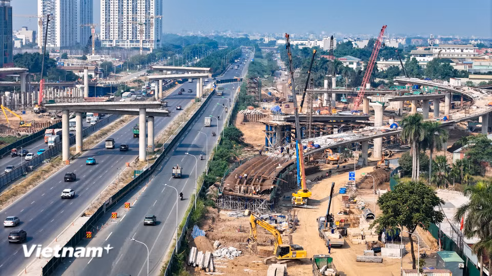 Theo ghi nhận vào cuối tháng 10, công trường hoạt động nhộn nhịp với hàng loạt máy móc cỡ lớn và công nhân. (Ảnh: Hoài Nam/Vietnam+)