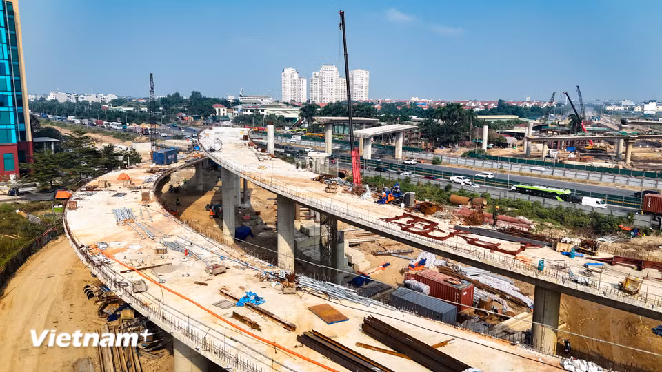 Trước khi dự án được triển khai, khu vực giao cắt giữa hai tuyến đường này từng là điểm nghẽn giao thông kéo dài nhiều năm, đặc biệt trong bối cảnh khu vực hai bên tuyến tiếp tục phát triển đô thị và dân cư ngày càng đông đúc. (Ảnh: Hoài Nam/Vietnam+)