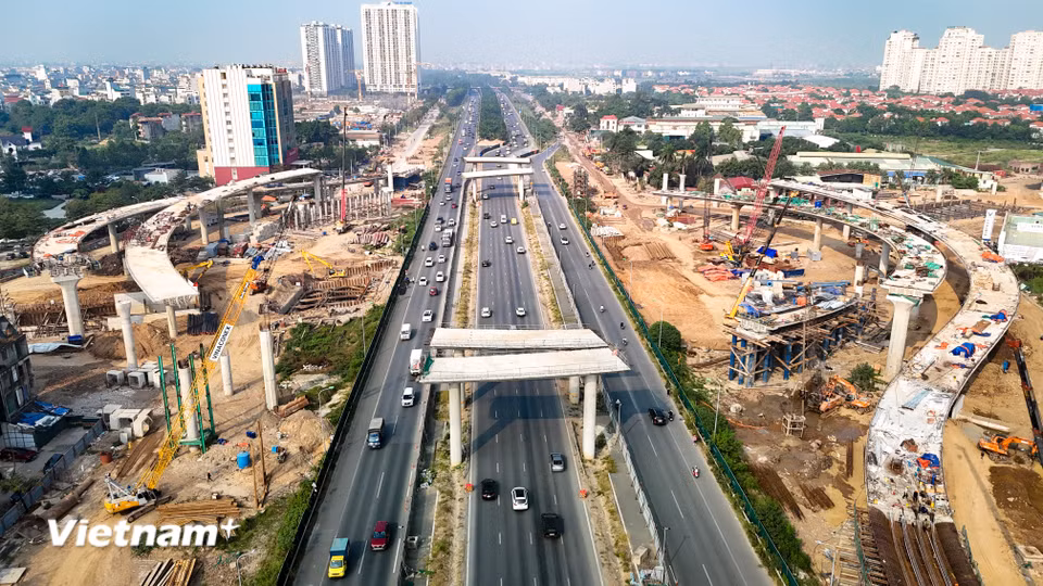 Thiết kế giao thông khác mức giúp phân luồng phương tiện theo các hướng đi thẳng và rẽ, hạn chế xung đột tại điểm giao cắt. (Ảnh: Hoài Nam/Vietnam+)
