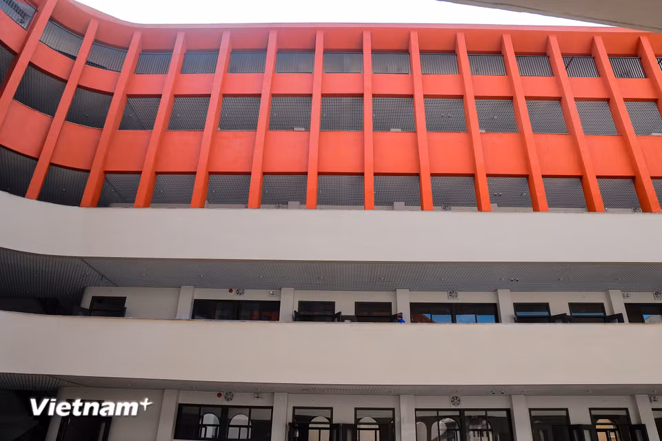 Các khối nhà học tập chính, khối nhà hiệu bộ, khu thí nghiệm-thực hành, cùng các không gian phụ trợ được xây mới hoàn toàn. (Ảnh: Hoài Nam/Vietnam+)