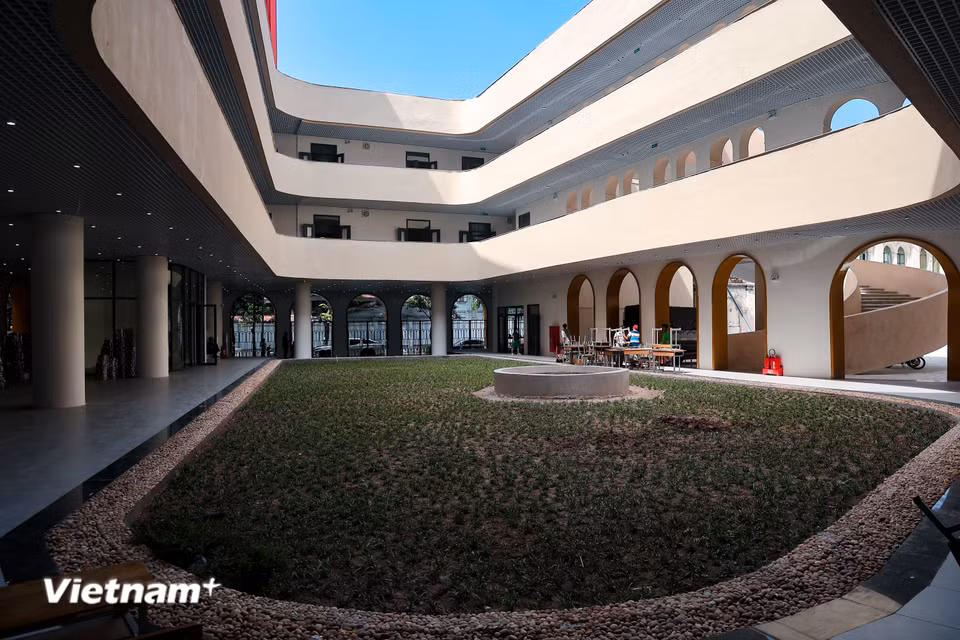 Trường Trung học phổ thông Việt Đức tại Hà Nội rất đặc biệt nhờ bề dày lịch sử 70 năm gắn liền với Thủ đô, vị trí trung tâm độc đáo và chất lượng giáo dục hàng đầu. (Ảnh: Hoài Nam/Vietnam+)