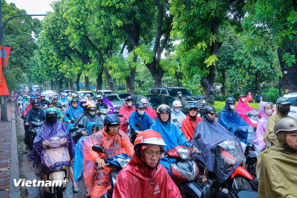 Đường Kim Mã ùn tắc kéo dài cả tuyến đường. (Ảnh: Hoài Nam/Vietnam+)