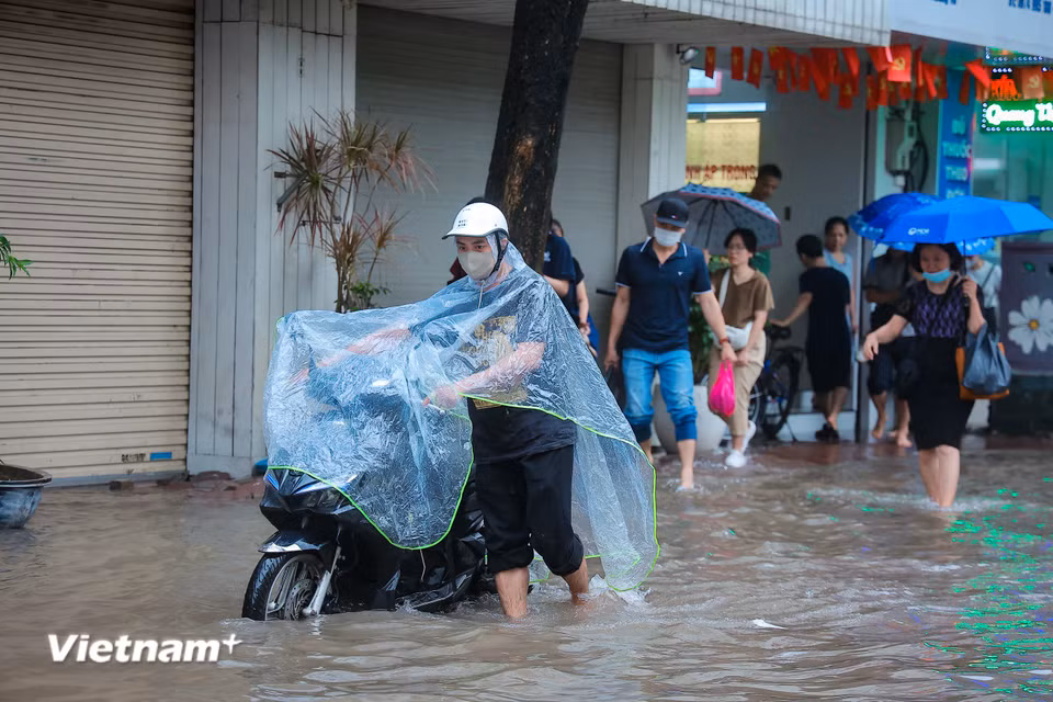Ghi nhận tại khung giờ cao điểm sáng 15/9, các tuyến phố bị ngập nước, giao thông luôn trong tình trạng đông đúc, người dân di chuyển rất khó khăn. (Ảnh: Hoài Nam/Vietnam+)