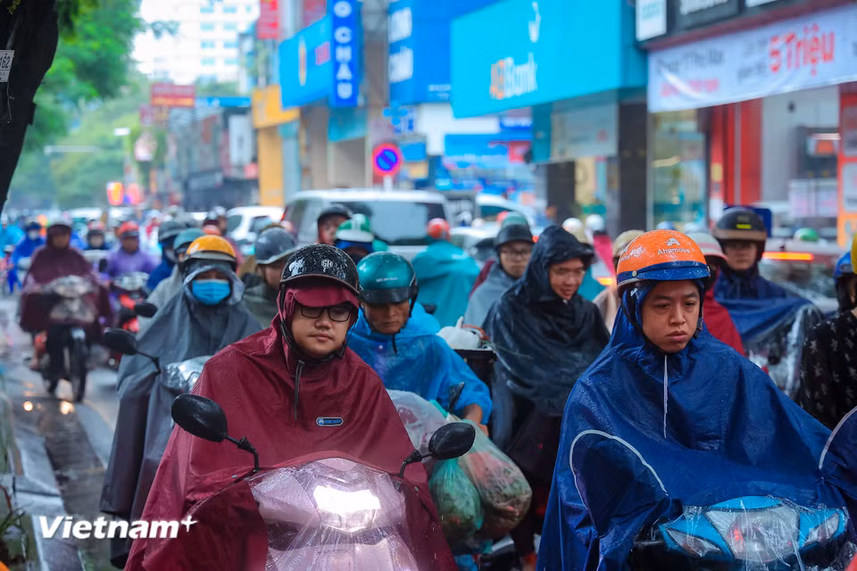 Giao thông khó khăn tại đường Đội Cấn. (Ảnh: Hoài Nam/Vietnam+)