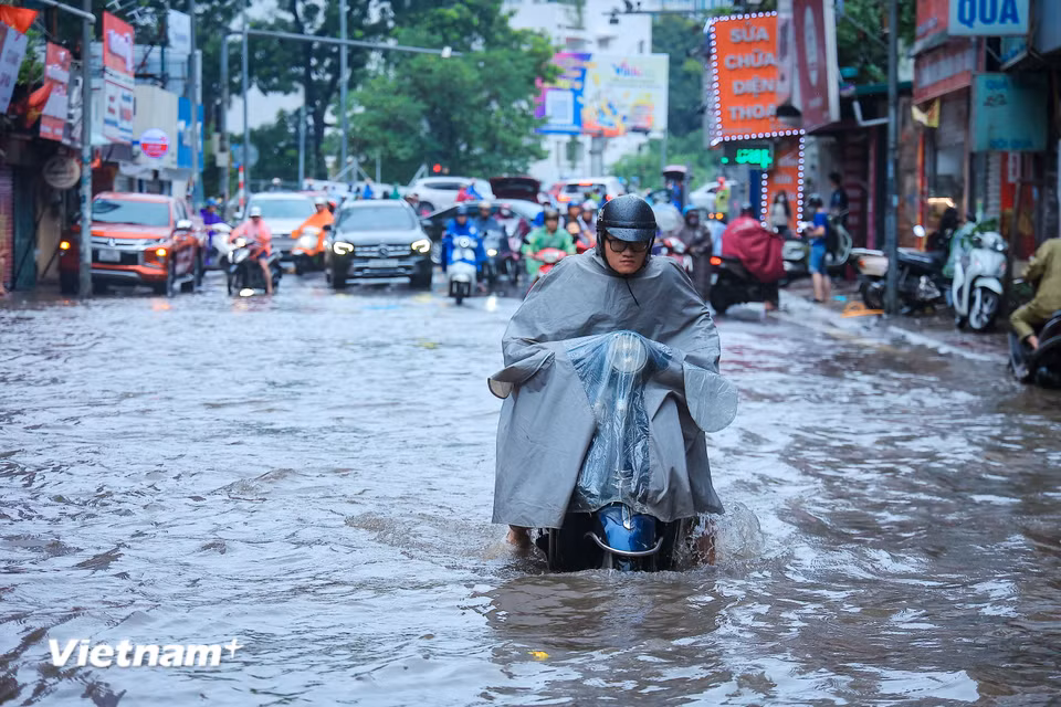 Tại phố Núi Trúc (Giảng Võ, Hà Nội) ghi nhận đoạn ngập khoảng 500m, có những đoạn ngập sâu hết cả bánh xe. (Ảnh: Hoài Nam/Vietnam+)