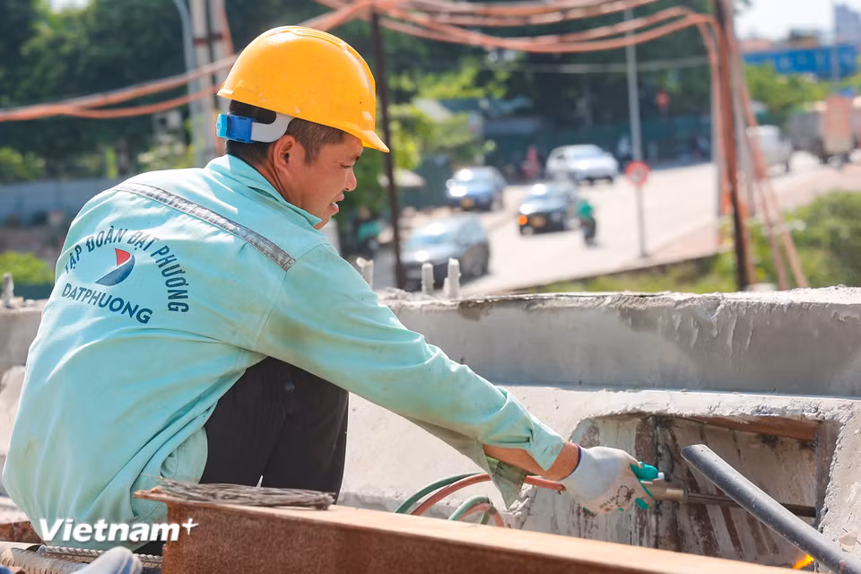 Quá trình thi công dự án gặp nhiều khó khăn do thiếu mặt bằng, bên cạnh đó thời tiết cũng ảnh hưởng đến việc tổ chức thi công. (Ảnh: Hoài Nam/Vietnam+)
