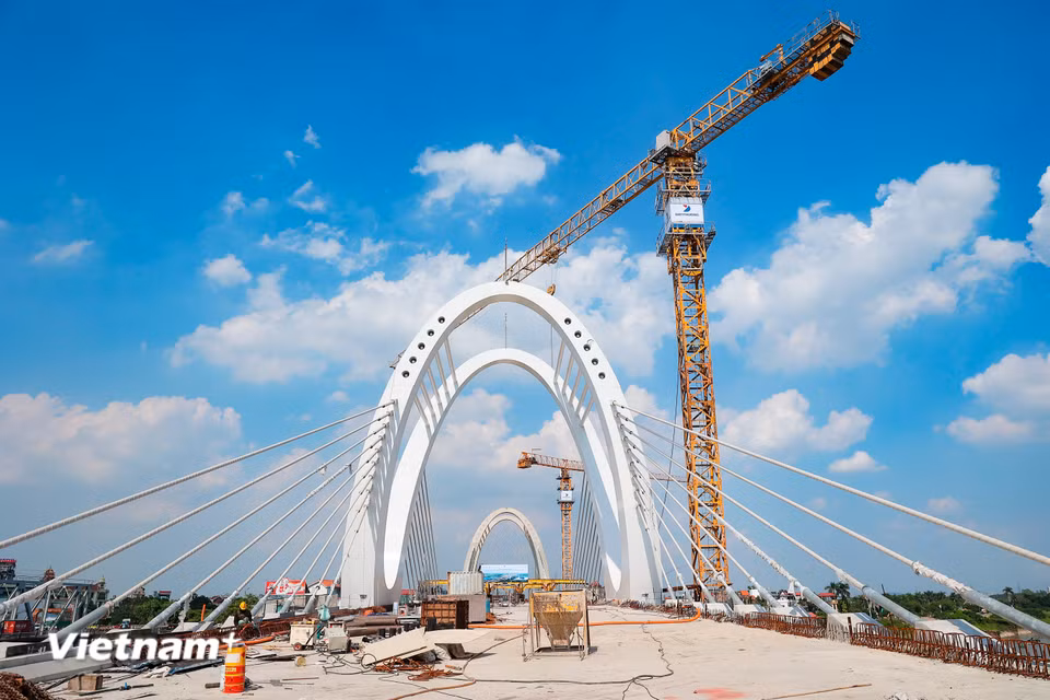 Hiện công trường đang bước vào giai đoạn hoàn thiện, các nhà thầu tăng tốc thi công những hạng mục còn lại, hướng tới mục tiêu thông xe vào cuối năm. (Ảnh: Hoài Nam/Vietnam+)