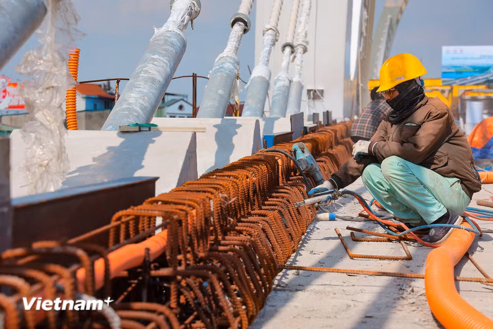 Ghi nhận trên công trường, các kíp làm việc đều khẩn trương tập trung. (Ảnh: Hoài Nam/Vietnam+)