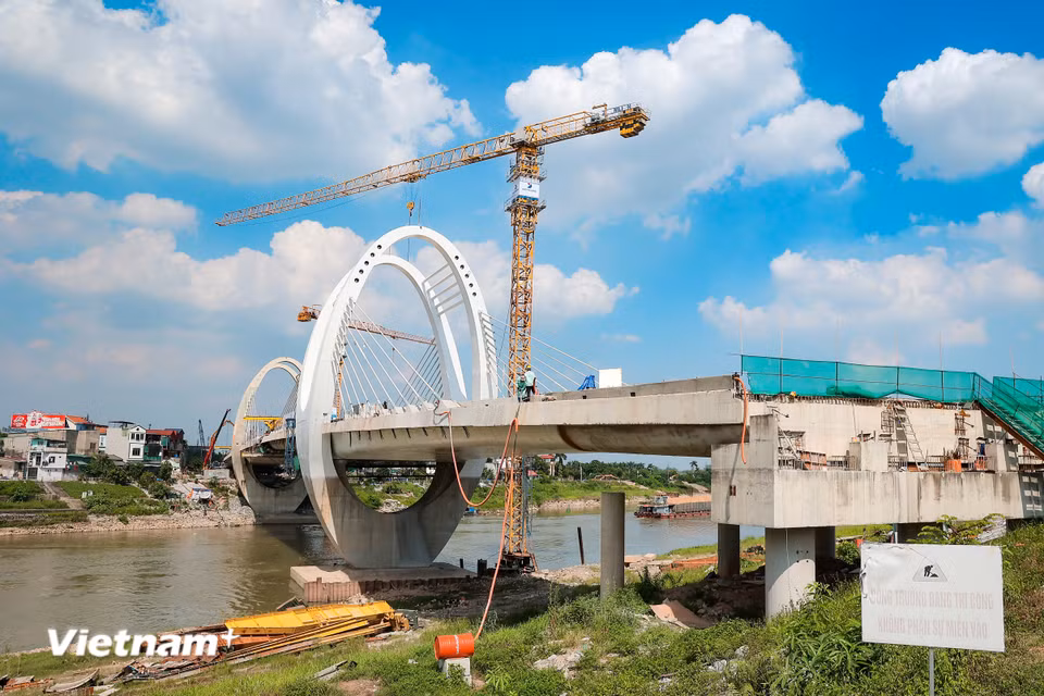 Nhịp chính cầu đường bộ Đuống mới với kết cấu bê tông cốt thép dự ứng lực kết hợp hệ dây văng đã nối liền hai bờ sông Đuống. (Ảnh: Hoài Nam/Vietnam+)