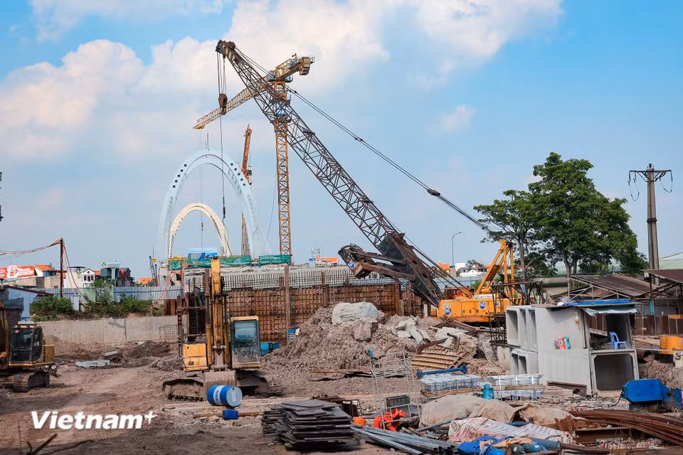 Phần việc còn lại nhiều nhất còn tập trung ở phía đường dẫn 2 đầu cầu xã Phù Đổng và phường Việt Hưng. (Ảnh: Hoài Nam/Vietnam+)