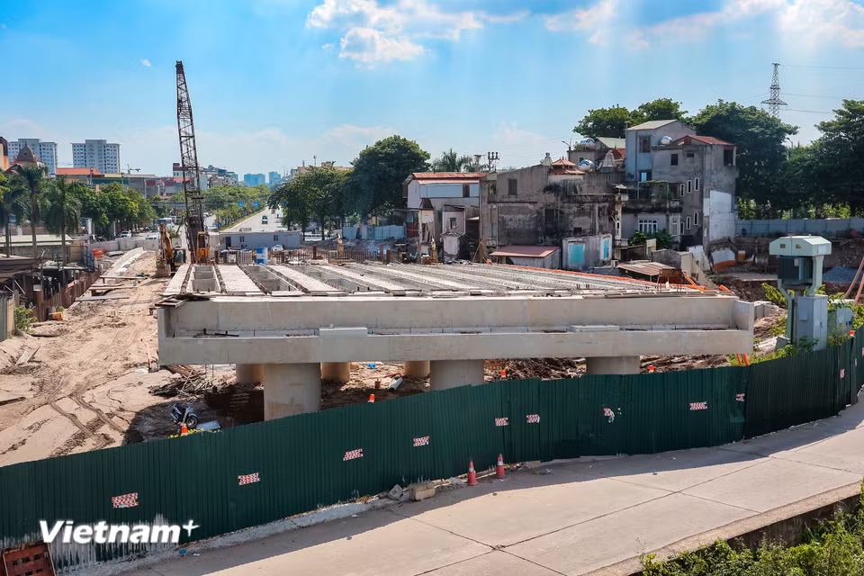Đến thời điểm hiện tại, tiến độ hoàn thành toàn bộ công trình vẫn phụ thuộc vào mặt bằng thi công cầu dẫn. (Ảnh: Hoài Nam/Vietnam+)