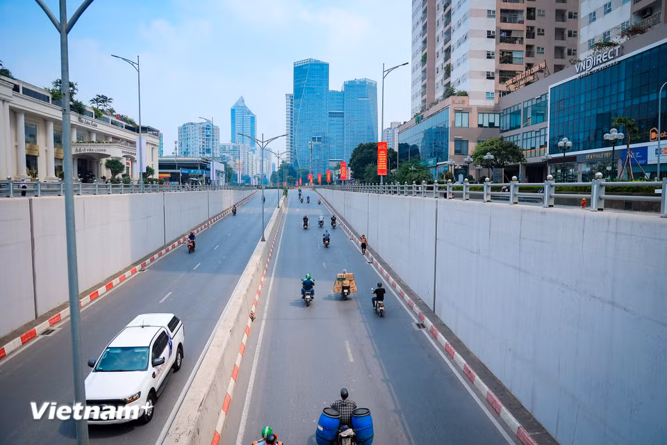 Phương án dự kiến là bố trí các chậu cây thành từng cụm dọc mép trên thành hầm, phía dưới lan can, trên chiều dài khoảng 300m. (Ảnh: Như Lan/Vietnam+)