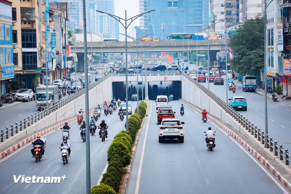 Việc đưa cây xanh, dây leo vào các công trình không chỉ mang lại không gian tự nhiên tươi mát mà còn góp phần hiện thực hóa mục tiêu xây dựng Thủ đô xanh-sạch-đẹp. (Ảnh: Như Lan/Vietnam+)