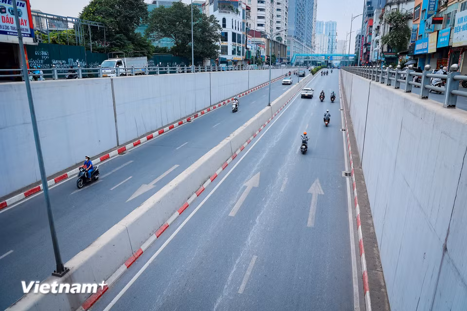 Với hầm chui Lê Văn Lương-Tố Hữu, chân tường nằm sát phần đường xe chạy và hệ thống thoát nước, không đủ không gian an toàn để đặt bồn cây. (Ảnh: Như Lan/Vietnam+)