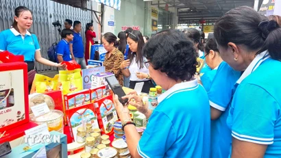 Chợ 4.0 là xu hướng mua bán văn minh, hiện đại, nơi tiểu thương và khách hàng không cần dùng đến tiền mặt để giao dịch. (Ảnh: Chanh Đa/TTXVN)