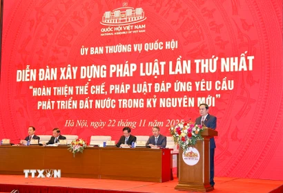 Chủ tịch Quốc hội Trần Thanh Mẫn phát biểu khai mạc và chỉ đạo Diễn đàn xây dựng pháp luật lần thứ nhất với chủ đề “Hoàn thiện thể chế, pháp luật đáp ứng yêu cầu phát triển đất nước trong kỷ nguyên mới.” (Ảnh: Doãn Tấn/TTXVN)