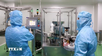 Nghiên cứu viên tại Viện Vắcxin và Sinh phẩm Y tế - Bộ Y tế (trụ sở tại tỉnh Khánh Hòa) nghiên cứu, sản xuất vaccine. (Ảnh: Xuân Triệu/TTXVN)