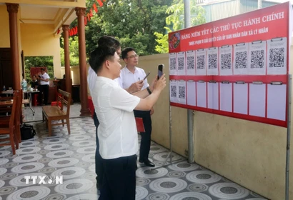 Các thủ tục hành chính thuộc phạm vi giải quyết của Ủy ban Nhân dân xã Lý Nhân được niêm yết tại Nhà văn hóa thôn 2, giúp người dân thuận tiện tra cứu. (Ảnh: Nguyễn Chinh/TTXVN)