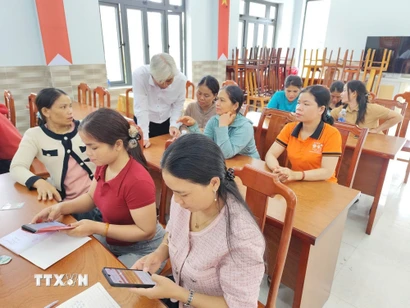Người dân xã miền núi La Dêê (thành phố Đà Nẵng) được "cầm tay chỉ việc" về sử dụng AI. (Ảnh: Khoa Chương/ TTXVN)
