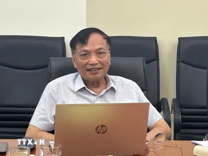 Giáo sư, tiến sỹ Nguyễn Xuân Cự, Phó Giám đốc Trung tâm Kinh tế môi trường (Hội Kinh tế môi trường Việt Nam) nhận định thách thức lớn nhất của Việt Nam là làm sao chuyển từ lợi thế về chi phí sang lợi thế về năng suất, công nghệ và giá trị gia tăng. (Ảnh: Diệu Thúy/TTXVN)