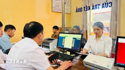 Người dân đến làm thủ tục hành chính được cán bộ Trung tâm Phục vụ hành chính công xã Púng Luông (Lào Cai) hỗ trợ tận tình. (Ảnh: Tuấn Anh/TTXVN)
