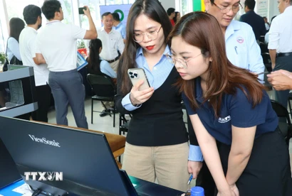 Các doanh nghiệp tại Khu công nghiệp Long Hậu (xã Cần Giuộc, tỉnh Tây Ninh) tìm hiểu giải pháp số hóa dữ liệu, truy xuất nguồn gốc đáp ứng yêu cầu trong giai đoạn mới. (Ảnh: Bùi Giang/TTXVN)
