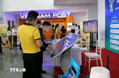 Các đại biểu trải nghiệm công nghệ số tại lễ phát động Bình dân học vụ số ở Ninh Bình. (Ảnh: Nguyễn Chinh/TTXVN)