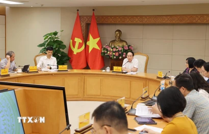 Phó Thủ tướng Lê Tiến Châu chủ trì họp hoàn thiện Đề án thí điểm thực hiện đánh giá, chấm điểm (KPI) về công tác xây dựng pháp luật. (Ảnh: Lâm Khánh/TTXVN)