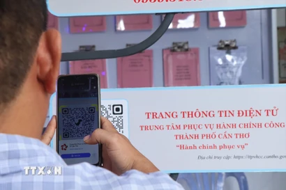 Tính riêng quý 2/2026, Tổ công nghệ số cộng đồng toàn thành phố Cần Thơ đã hướng dẫn người dân thực hiện 5.445 hồ sơ dịch vụ công trực tuyến, 319 lượt thanh toán điện tử trên Cổng Dịch vụ công và mở mới 11.548 tài khoản sử dụng các nền tảng số. (Ảnh: Thu Hiền/TTXVN)