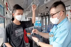 Hệ thống vé điện tử hiện đại được sử dụng trên xe buýt. (Ảnh minh họa: Vietnam+)