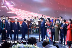 Thủ tướng Phạm Minh Chính tiến hành nghi thức đánh cồng khởi động một giai đoạn phát triển mới tại Diễn đàn Kinh tế tư nhân Việt Nam (VPSF) 2025. (Ảnh: Dương Giang/TTXVN)