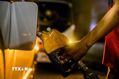 Bơm xăng cho phương tiện tại trạm xăng. (Ảnh: THX/TTXVN)
