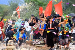 Người dân và du khách tham gia té nước tại ngày hội. (Ảnh: Trung Kiên/TTXVN)