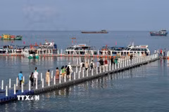 Tàu, phà tuyến biển tạm ngừng hoạt động do thời tiết xấu. (Ảnh minh họa: Lê Huy Hải/TTXVN)