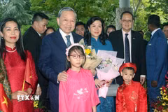 Cán bộ, nhân nhân viên Đại sứ quán, đại diện cộng đồng người Việt Nam tại Singapore đón Tổng Bí thư Tô Lâm và Phu nhân. (Ảnh: Ngọc Khương/TTXVN)