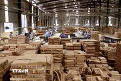 Sản xuất đồ gỗ xuất khẩu. (Ảnh: Vũ Sinh/TTXVN)