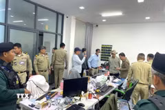 Trong cao điểm chiến dịch, chính quyền Đô thành Phnom Penh phối hợp cùng các cơ quan hữu quan triệt phá nhiều địa điểm được sử dụng làm trung tâm lừa đảo trực tuyến tại các quận trung tâm thủ đô Phnom Penh, bắt giữ hàng trăm nghi phạm, tịch thu nhiều vật chứng. (Ảnh: AKP/TTXVN phát)