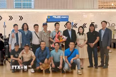 Đại sứ Vũ Hồ và cán bộ Đại sứ quán Việt Nam ra sân bay tiễn 10 công dân mắc kẹt tại Hàn Quốc về nước. (Ảnh: Đào Lâm/TTXVN)