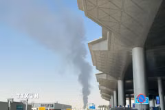 Cột khói bốc lên từ địa điểm gần sân bay quốc tế King Khalid ở phía Đông Bắc Riyadh, Saudi Arabia, ngày 19/9/2026. (Ảnh: THX/TTXVN phát)