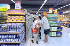 Người dân mua sắm tại siêu thị ở Thành phố Hồ Chí Minh. (Ảnh: Hương Giang/TTXVN)