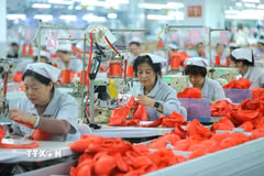 Công nhân làm việc tại một nhà máy dệt may ở tỉnh Sơn Đông, Trung Quốc. (Ảnh: THX/TTXVN)
