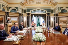 Đại diện của Nga và Mỹ tại cuộc đàm phán ở Riyadh, Saudi Arabia, ngày 18/2. (Ảnh: Reuters/TTXVN)