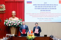 Đại tướng Lương Tam Quang, Bộ trưởng Bộ Công an và Đại tướng Zolotov Viktor, Giám đốc Cơ quan Vệ binh quốc gia Liên bang Nga ký kết Chương trình hành động chung giữa Bộ Công an Việt Nam và Cơ quan Vệ binh quốc gia Liên bang Nga giai đoạn 2026-2028. (Ảnh: Phạm Kiên/TTXVN)