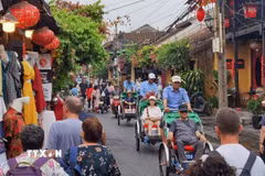 Khách du lịch tham quan tại Hội An (Đà Nẵng). (Ảnh: Thanh Tùng/TTXVN)