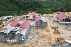 Những khối phòng dần hình thành tại Trường Phổ thông nội trú liên cấp Tiểu học & THCS xã La Êê, thành phố Đà Nẵng. (Ảnh: Khoa Chương/TTXVN)