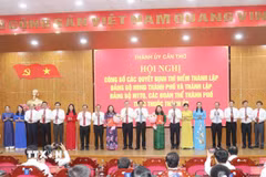 Lãnh đạo Thành ủy Cần Thơ trao quyết định và hoa cho lãnh đạo hai Đảng bộ trực thuộc Thành ủy Cần Thơ. (Ảnh: Ngọc Thiện/TTXVN)