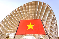 Điểm du lịch Công viên APEC ở thành phố Đà Nẵng được trang trí cờ Tổ quốc với kích thước lớn để chào mừng Đại hội đại biểu toàn quốc lần thứ XIV của Đảng. (Ảnh: Trần Lê Lâm/TTXVN)